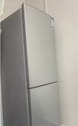 自用冰箱 很干净 也蛮新的 有一点点小问题 下面冷栋最后一层