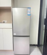 海尔180L两门双开门，冰箱外膜都还在，没撕掉，跟柜体预留冰