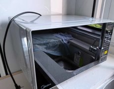 美的微波炉便宜出，功能完好，内部使用痕迹明显稍微脱皮但不影响