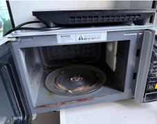 美的微波炉便宜出，功能完好，内部使用痕迹明显稍微脱皮但不影响